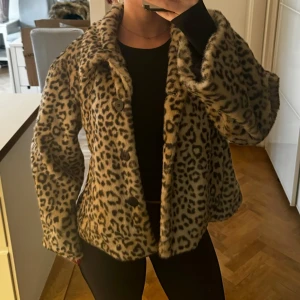 ICHI Pälsjacka - Leopard jacka från märket Ichi Nypris 1500kr Använd en gång, storlek 38 