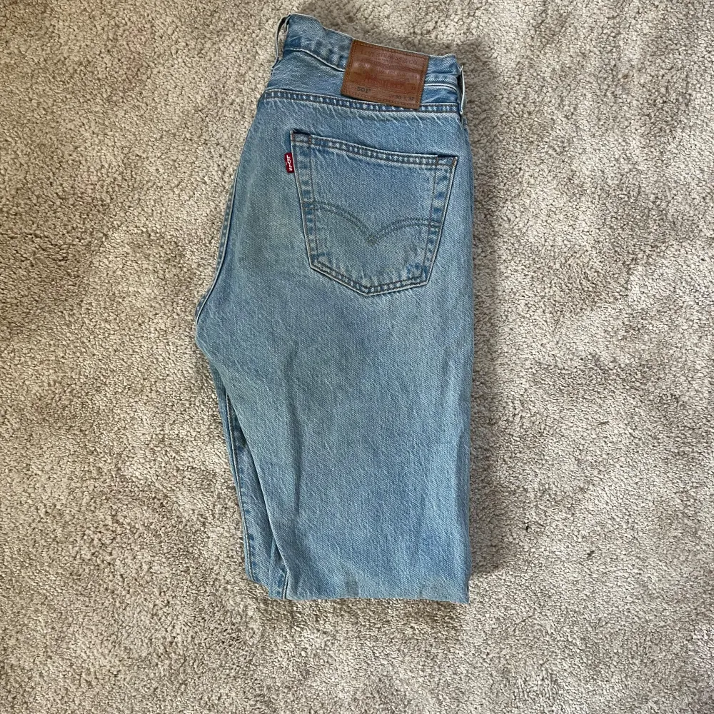 Säljer ett par helt nya levis 501 jeans i en snygg ljusblå färg. Nypris ca 1300kr. Först till kvarn!. Jeans & Byxor.