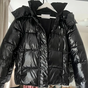 Calvin Klein puffer jacka - Snygg puffer jacka från Calvin Klein i storlek S. Använd sparsamt under förra vintern!💓💓 Pris kan diskuteras vid snabb affär🫶