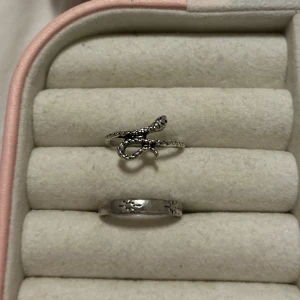 Två silvriga ringar  - Två jättefina silvriga ringar med olika design i storlek 16 mm💕