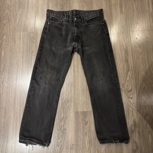 Levi’s 501 - Finns en lagning i grenen på jeansen men det märks inte vid användning, och lite slitet vid hälarna men annars bra skick. Priset går att diskutera. Skriv för frågor eller mått.