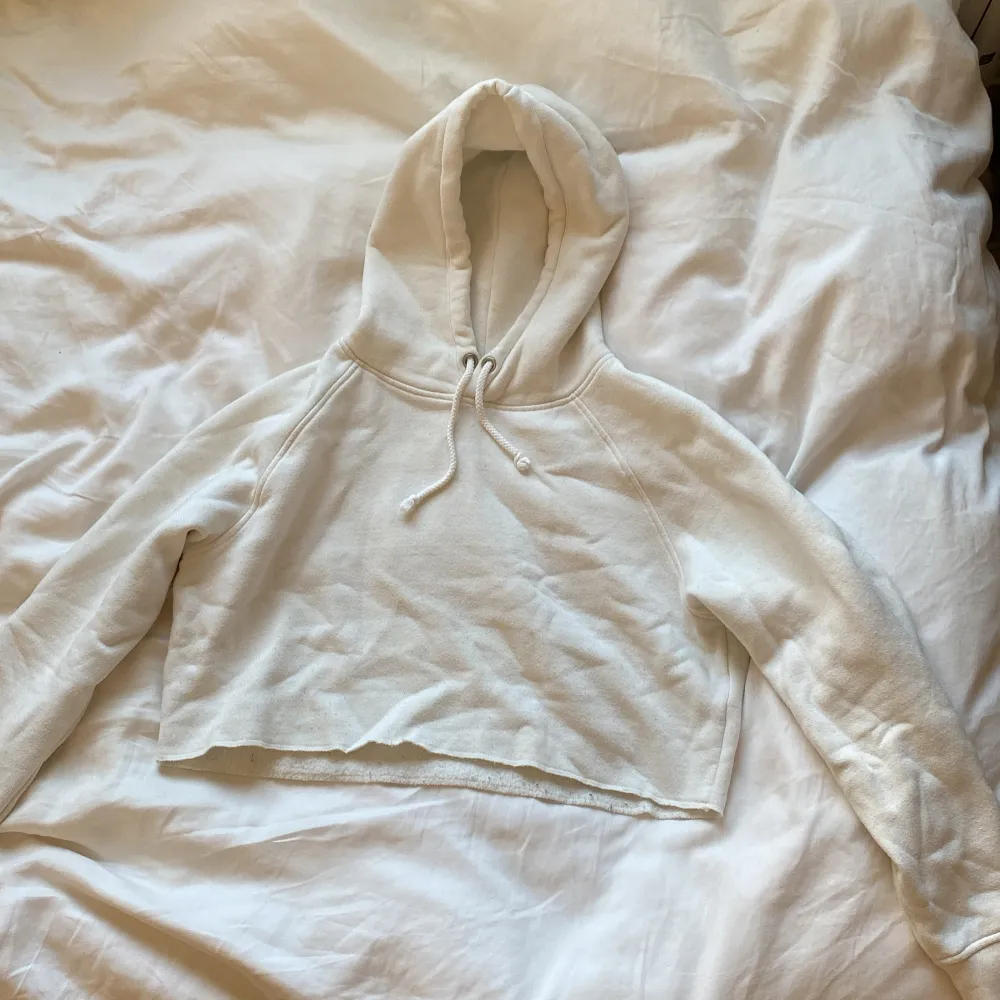 Vit, croppad hoodie från Bikbok i stl XS. Är lite nopprig. . Hoodies.