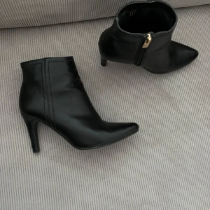 Stövletter med klack  - Knappt använda stövletter med klack. 