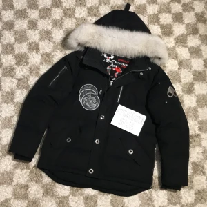 Moose Knuckles 3Q | vinter jacka - ) Moose Knuckles Q3 i mycket fin skick som har lite smuts som enkelt går att torka bort. Säljer den då den inte passar mig längre, skulle rekommendera om du är mellan 167-176cm lång och väger mindre än 72kg | Färg: Svart med vit päls | storlek: S | Pris: 4899 | Extra bilder finns, det är bara att fråga efter dem !