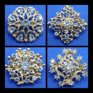 Små söta kristallbroscher  - Köp 1 Brosch för 25÷ 3 st för 65÷ och 5 st för 100÷ Vill du köpa fler än en så går det bra att välja fritt även bland de i mina 3 andra annonser, med broscher i samma storlek och pris. Dessa broscher finns med transparenta & färgade kristaller (röd, grön, blå, lila, champagne & rosa), de finns med silverfärgad, roseguldfärgad & guldfärgad metall. Mått ligger mellan 2-3 cm. Titta igenom alla mina upplagda & köp fler saker i bundle för att spara på frakten & få allt du köpt i ett och samma paket.