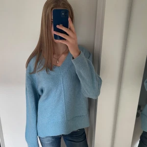 Stickad ljusblå tröja zara  - Såå himla fin blå stickad tröja från zara, tröjan är i nyskick! Storlek L men sitter snyggt oversized på mig som har s-m:)