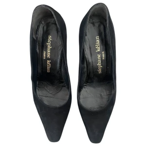 Stephane Kélian klackskor - Snygga svarta klackar! Klackhöjd: 8 cm. Passar tyvärr inte mig på bilden som vanligtvis har strl 37.5- 38 (små i storlek)🤍 Storlek 4 1/2 vilket motsvarar 37.5