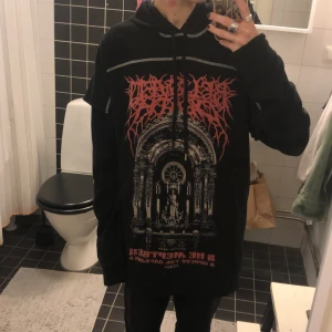 Killstar hoodie - Lång Killstar hoodie, använd fåtal gånger, inga defekter, står att det är storlek M men skulle snarare säga L, den passar inte som jag vill så därför säljer jag den. Skriv om du har frågor :)