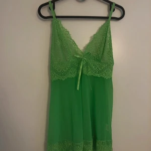 Grön nattlinne  - Säljer detta snygga spetsiga nattlinne💚