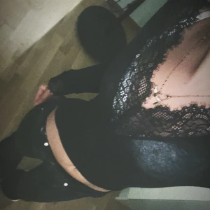 Instimismi tröja med spets  - Använd ett få tal gånger men är lite sliten i spetsen❤️