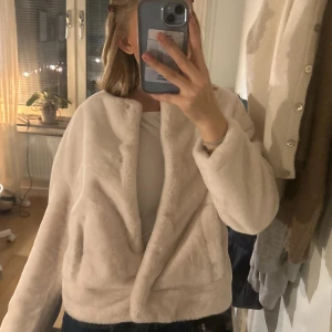 super söt & fluffig teddy jacka 🤍 - jätte gosig och varm teddy jacka som tyvärr blivit för liten för mig! Den är super gosig och skön att ha nu när det blivit kallare. Inga defekter! ❤️