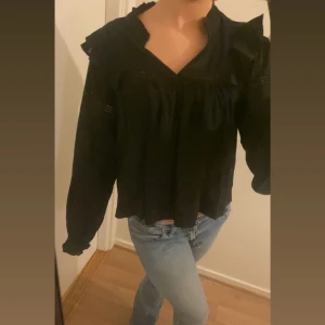 Svart volang blus - Säljer denna skit snygga volang blusen från Gina Young, den är i storlek 164 men passar mig som har xs/34 i storlek☺️🥰