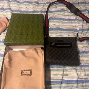 Gucci Messenger bag - Använd 2 gånger Bra skick Låda och allt ingår Pris går att diskutera vid snabb affär