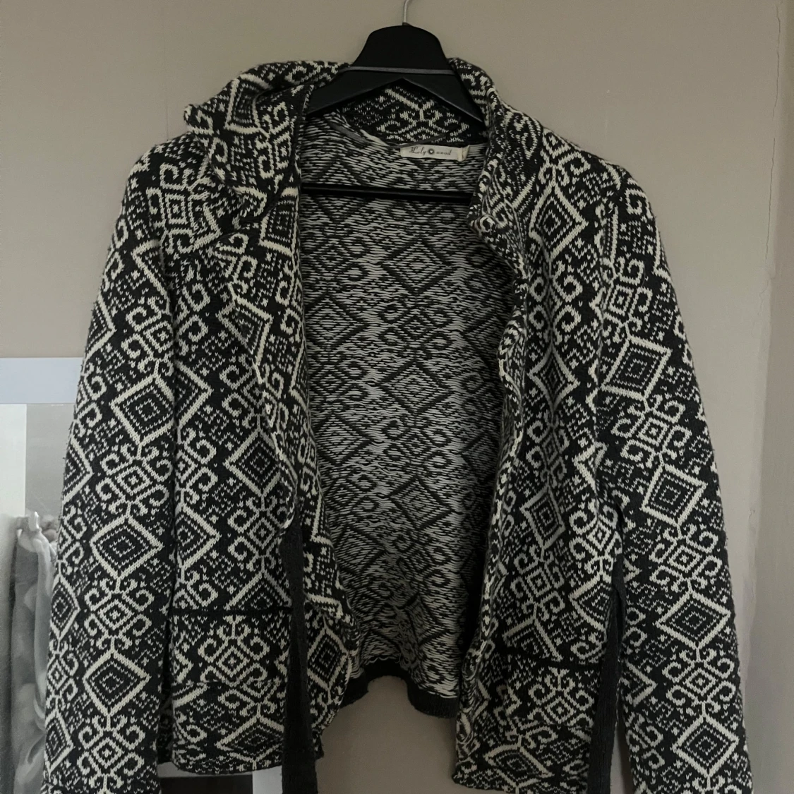 Svartvit mönstrad kofta med knytband - 90