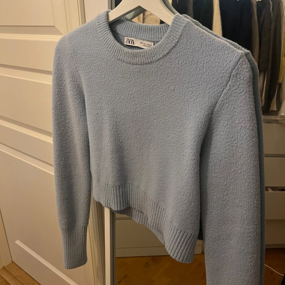 Ljusblå croppad tröja från Zara - 90