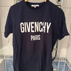 Säljer två snygga Givenchy t-shirts i storlek L (liten i storlek, passar M). En är svart med vit text och den andra är vit med svart text. Perfekt för en stilren look, oavsett om du ska på fest eller bara hänga med vänner. Bra skick!