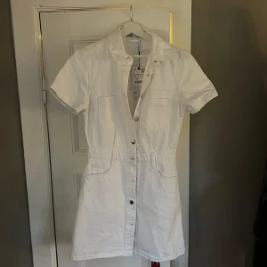 Jeansklänning - Säljer nu min supersnygga jeansklänning i vitt från Zara som aldrig kommit till använining. Köpte för 499, säljer nu för 399. Den är i nyskick och prislapp är kvar💕