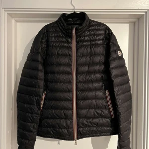 Moncler daniel  - Moncler daniel storlek 5 mycket fint sick bara att det finns ett litet litet hål på höger arm 