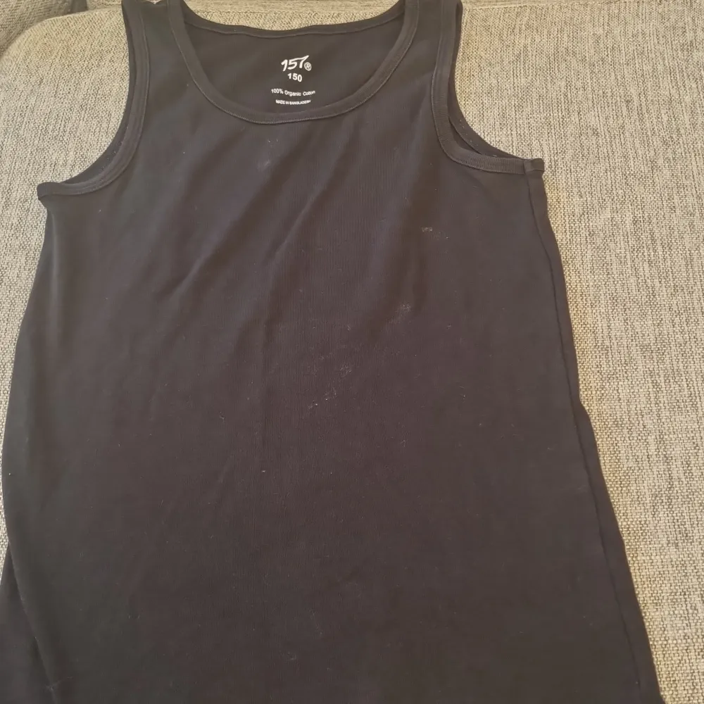 Säljer tre svarta linnen i olika stilar. Två av dem är klassiska tanktops med breda axelband, perfekt för vardagsbruk. Det tredje är ett mer elegant linne med smala axelband, idealiskt för sommardagar. Alla är i bra skick och gjorda av bekväm bomull. Perfekt basplagg för garderoben! Det är lite smutsigt på lager 157 linnet som man kan tvätta bort!. Toppar.