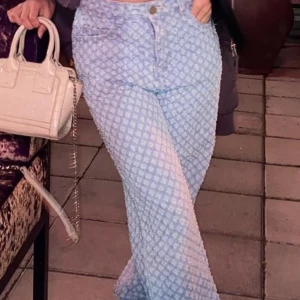 Jaded Ldn byxor - Säljer ett par snygga jaded Ldn byxor. De är högmidjade och har en loose passform som ger en avslappnad stil. Perfekta för både vardag och fest! Passar W24/25 🦋