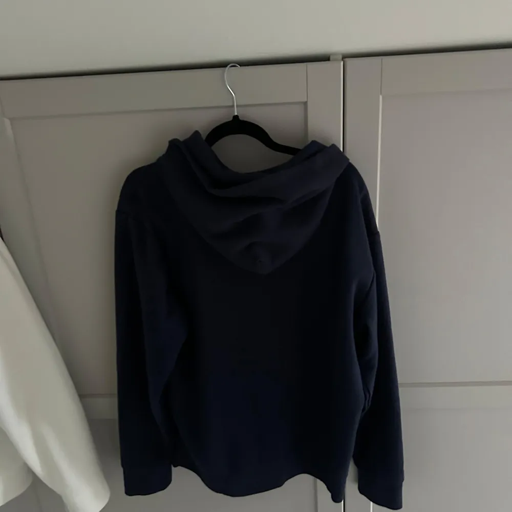 Polo ralph lauren zip i storlek S och färg mörk blå. Skick 8/10 inga fel med har blivit använd då och då. Den passar om du är 180 och ner. Kolla också på min andra annons och köp båda för sammanlagt 500. Hoodies.