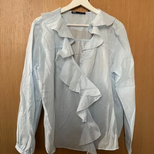 Zara blus - Säljer denna zara blus. Så fin och perfekt till finklädsel eller sommaren. Aldrig använd, bra skick