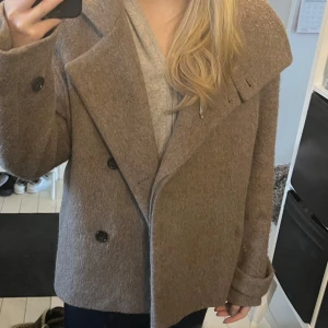 Arket jacka - Jacka i ullblandning från arket❣️ Finns inte kvar på arkets hemsida💕 Storlek 34 och i bra skick inga deffekter! Originalpris/ 1890kr!