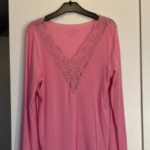 Intimissimi tröja - Fin intimissimi tröja med spets! Använd fåtal gånger, inga skador, fint skick!