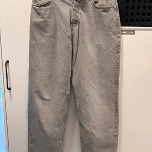 Jeans Zara - Säljer ett par grå jeans från Zara i storlek EUR 42. Det är en Baggy-modell Jeansen är i bra skick, lite slitna vid benslutet. Snygg, neutral färg som passar till det mesta. Perfekt för höst och vår!