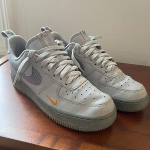 Nike air force strlk 40 - Snygga gråa air force som är perfekta till hösten. 