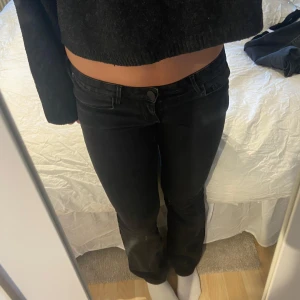 Low waist jeans från Only - Jeansen är använda men i bra skick. De är i storlek xxs och längd 30.