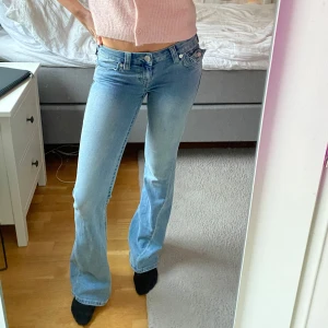 True religion joey - Säljer mina true religion jeans i modellen ”joey low rise flared” då de ej kommer till användning. Använda ca. 3 gånger. Midjemått: 37 cm. Innerbenslängd: 82 cm🩷