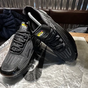 Nike air Max plus III - Helt Nya Air Max Plus III – Storlek 41 till Salu! "Säljer ett par helt nya Air Max Plus III i storlek 41. Grymma sneakers med modern design och fantastisk komfort. Perfekta för dig som vill sticka ut med stil! Pris: 1600 kr  Helt nya och redo för en ny ägare! 