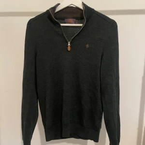 Morris Merino Half Zip - PRISET ÄR ENDAST RABATTERAT UNDER BLACK WEEK!🖤 Morris Merino Half/Quarter Zip || Nypris runt 1800 || Storlek S || Väldigt bra skick - inga tecken på användning || Tveka inte att höra av dig om du har frågor