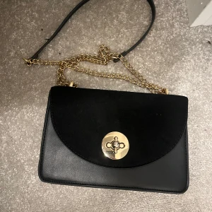 Väska  - Nästintill oanvänd, fin liten men rymlig väska, bandet går att justera 