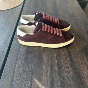 Saint Laurent skor - Tja! Säljer nu dessa tvär feta saint Laurents i en unik vin röd färg. Storlek 41.5 (passar större). 8.5/10 skick, endast använda ett fåtal gånger samt inga defekter. Skriv vid minsta lilla lilla fundering! Priset är ej hugget i stenen.