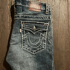 Faded True Religion  - True Religion Jeans, I bra skick. Meddela via intresse/behov av mått. Säljer pga att dem inte passar mig. 