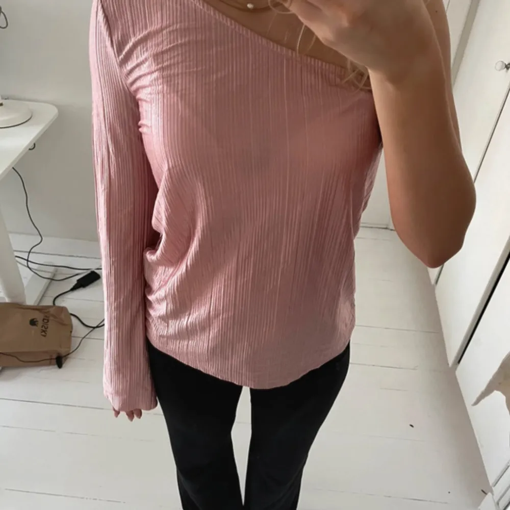 Säljer en superfin rosa offshoulder topp med lång ärm. Den är erfekt för både vardag och fest! Storlek M men passar nog en S också. Skriv om du har några funderingar! Bilderna är lånade.. Toppar.