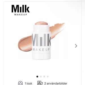 Highlighterstift från Milk Makeup - Säljer ett highlighterstift från Milk Makeup i nyansen 'Lit', en champagnefärgad ton. Den krämiga formulan smälter in i huden för ett strålande glow. Perfekt för att skapa en skimrande finish utan att klumpa sig. Kompakt storlek som räcker länge. Bara svep, blanda, klart! Inprincip hela produkten kvar de är vara att snurren inte fungerar!!!