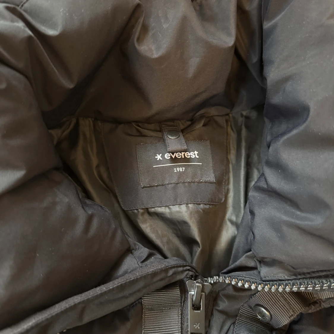 Svart dunjacka från Everest - 90