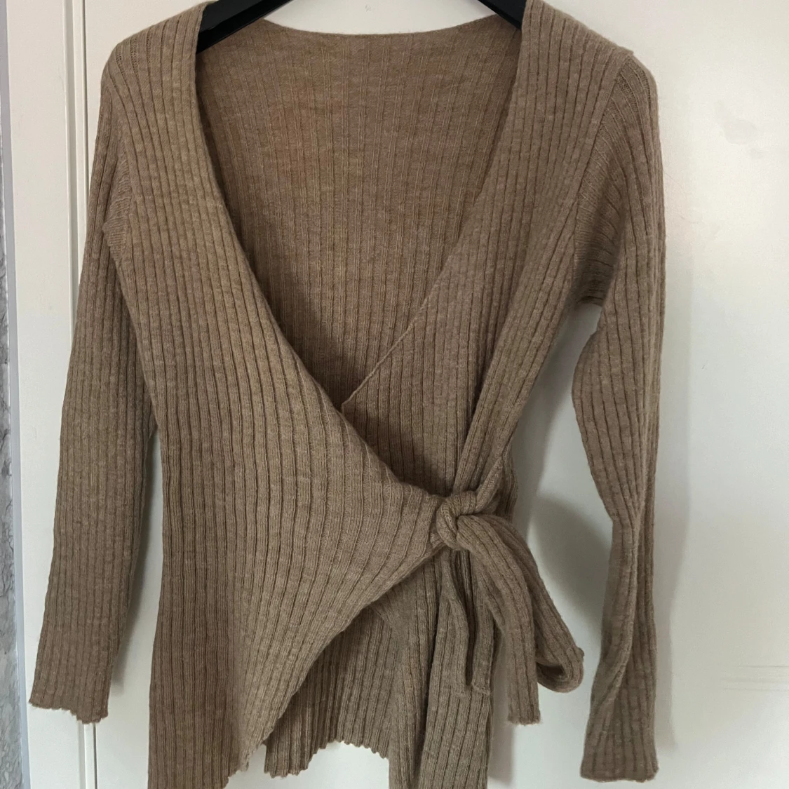 Beige ribbad omlottkofta