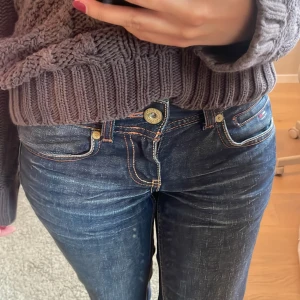 Tommy Hilfiger Lågmidjade Jeans - jättesnygga hilfiger jeans som jag inte längre använder!💗de har en defekt skriv för bild! storleken W25 motsvarar XS. innerbenslängden: 78 cm. midja runt om: 74cm!