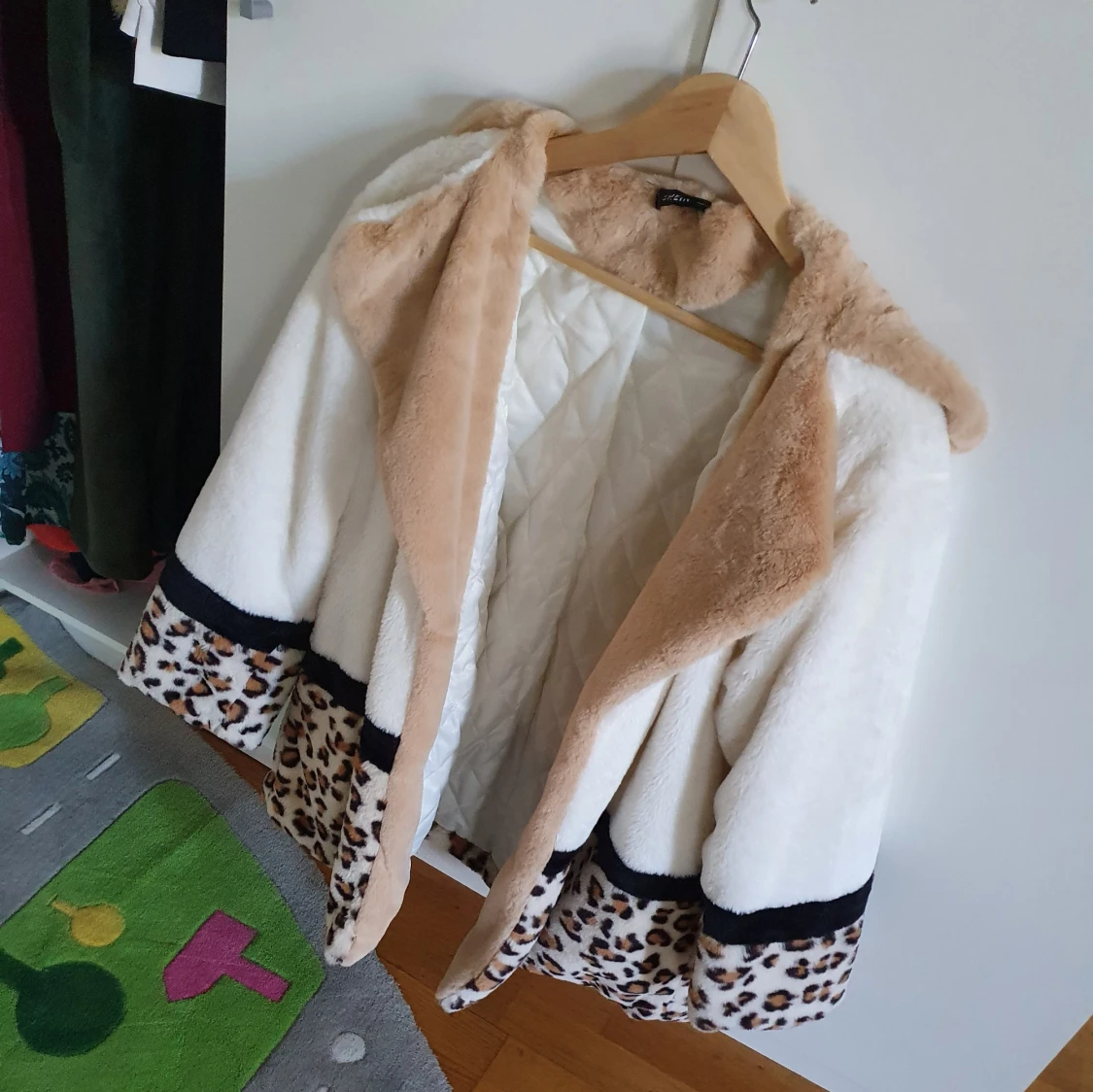 Vit teddyjacka med leoparddetaljer från Shein - 92