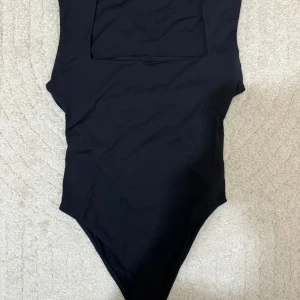 Svart Body från Zara - Fyrkantsringad body från Zara i S🖤 