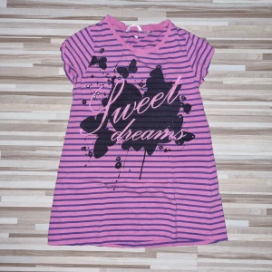 Rosa och svart randig lång topp med text - Söt kortärmad lång topp i rosa och svart med texten 'Sweet dreams' tryckt på framsidan.