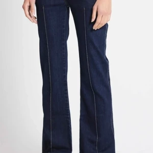 Mörkblå bootcut jeans - Snygga mörkblå bootcut jeans i jeansmaterial. De har en klassisk design med hög midja och framträdande sömmar. Perfekta för både vardag och fest!