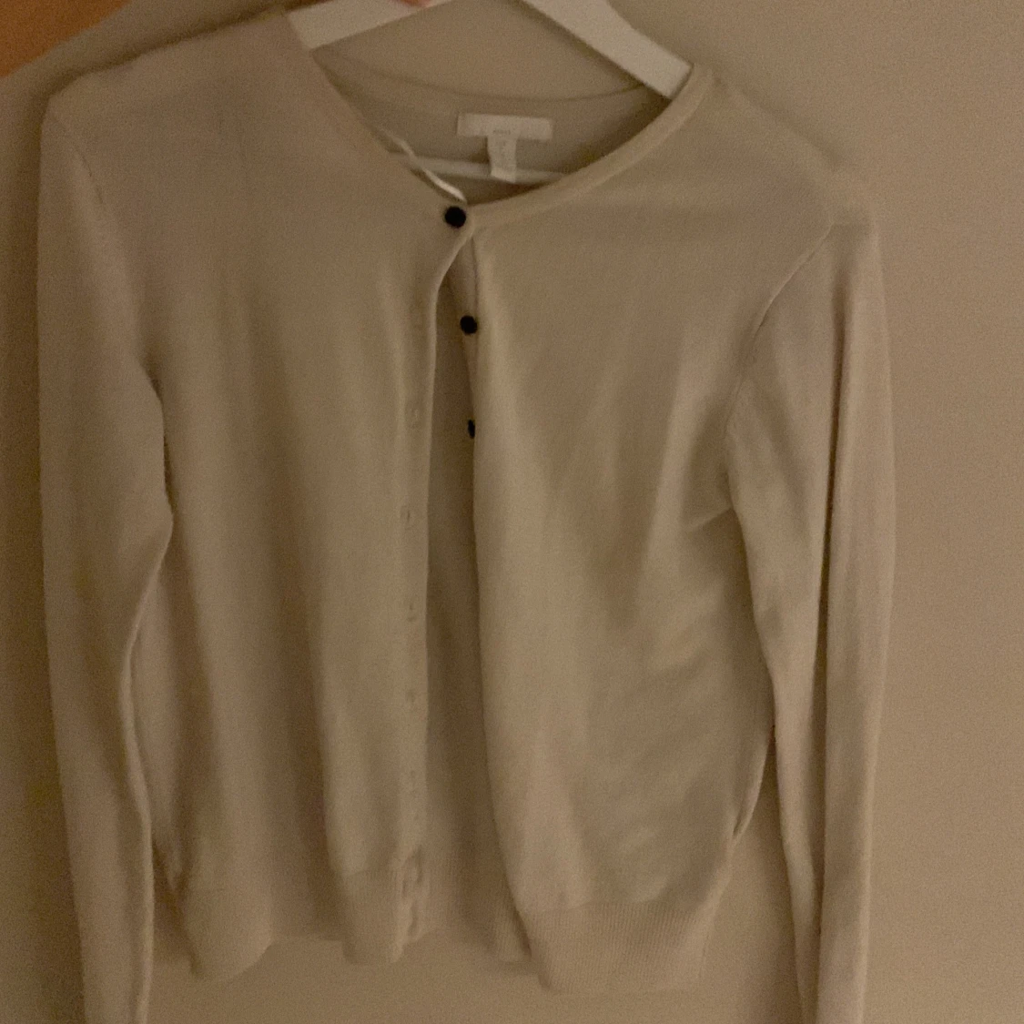 Vit kofta med knappar - 91