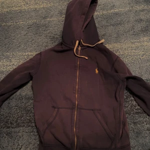 Mörkblå hoodie från Polo Ralph Lauren - Säljer en mörkblå hoodie från Polo Ralph Lauren i storlek S. Den har en dragkedja framtill och en klassisk broderad logga på bröstet. Sparsamt använd. Priset är ej hugget i sten 