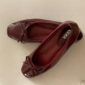 Vinröda ballerina skor - Vinröda ballerinaskor i storlek 39 (små i storleken) aldrig använd bara provade. Super fin lack, trendig och assnygg. Säljer för att de var små i storleken. 💕💕💕