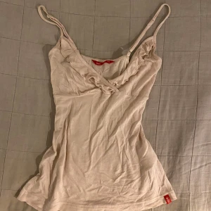 Edc topp - Fin beige/vit topp från edc i bra skick. Den har ett litet hål i sig som syns på fjärde bilden men som ej märks när man har på sig den. Strl xs💗